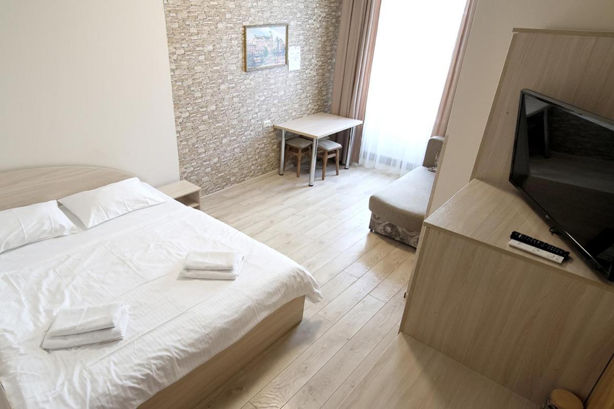 Buk Apartments On Doroshenka 25 Lviv Ngoại thất bức ảnh